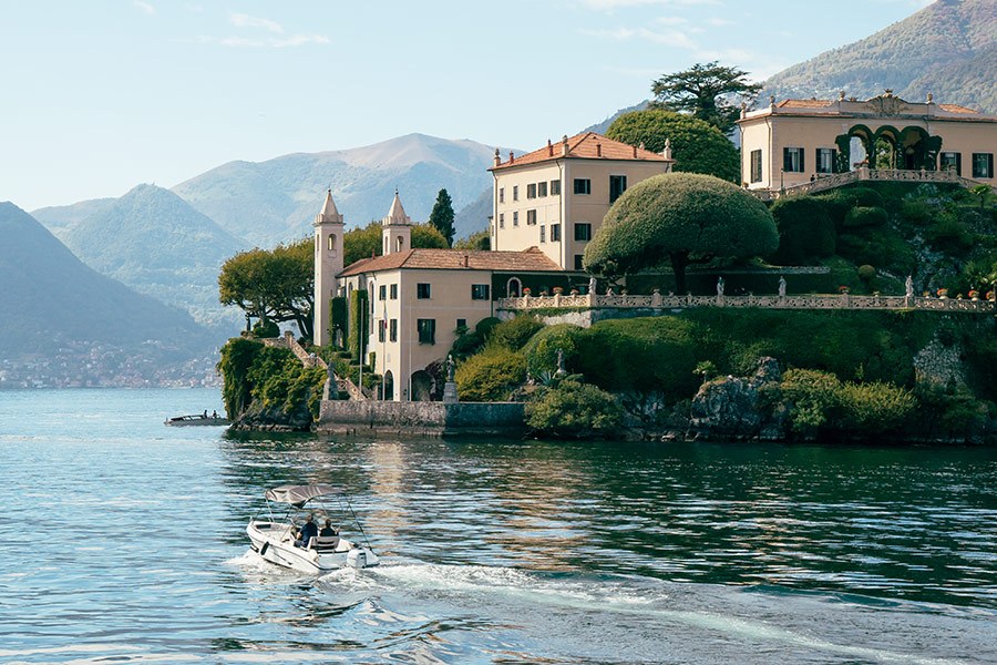 Lake Como Travel Guide + Packing Tips